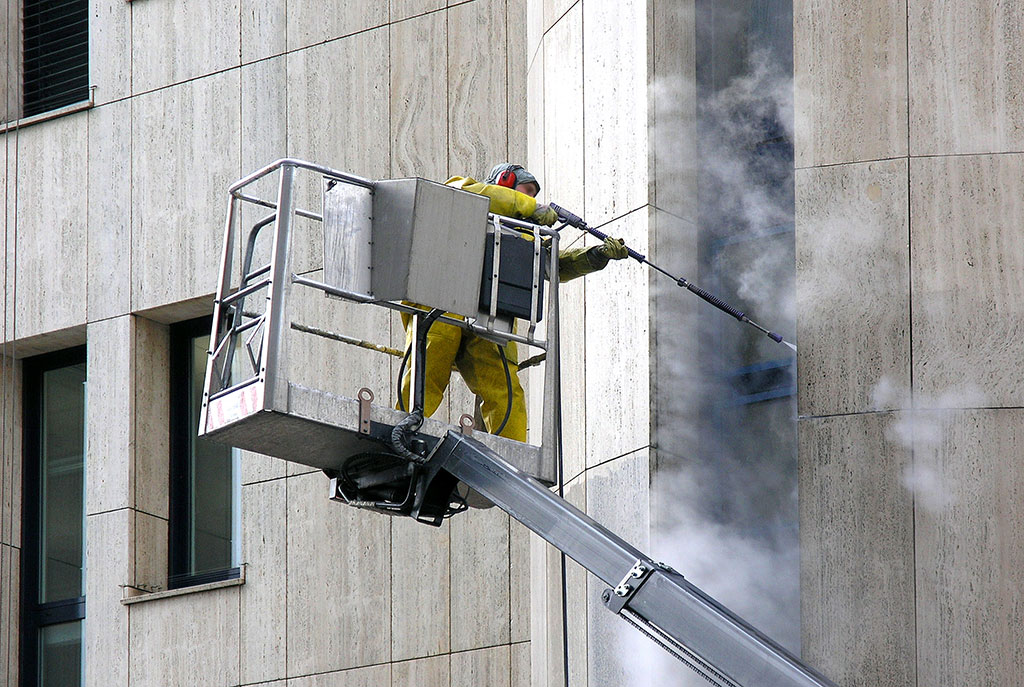 Fassadenreinigung Zürich - Einsatz am Gebäude